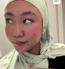 Customer wearing a Hadé Liquid Jersey Hijab